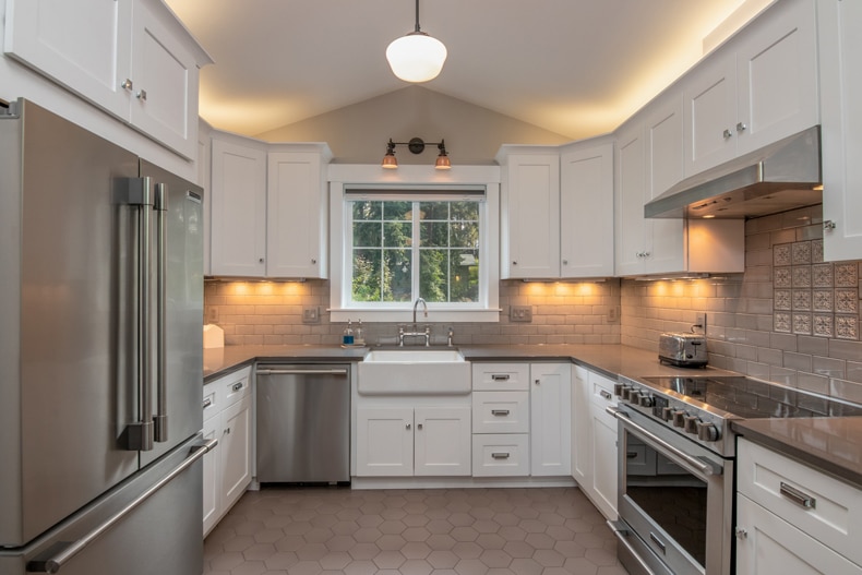 Vaulted ceiling kitchen idea