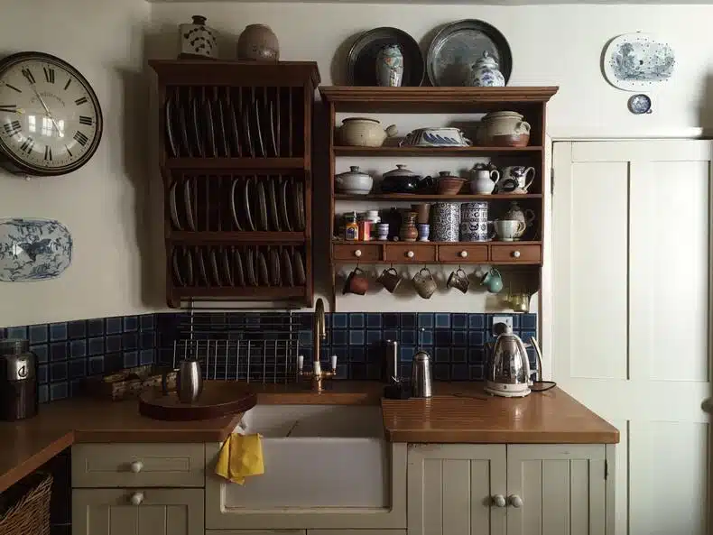Vintage eclectic decor tipps for above kitchen cabinets