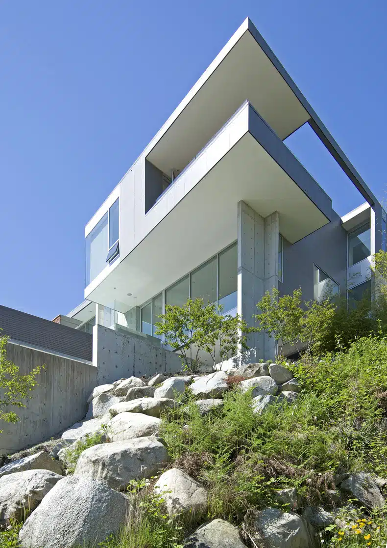 The Esquimalt House's upper floor volume for efficient use of space and grandeur