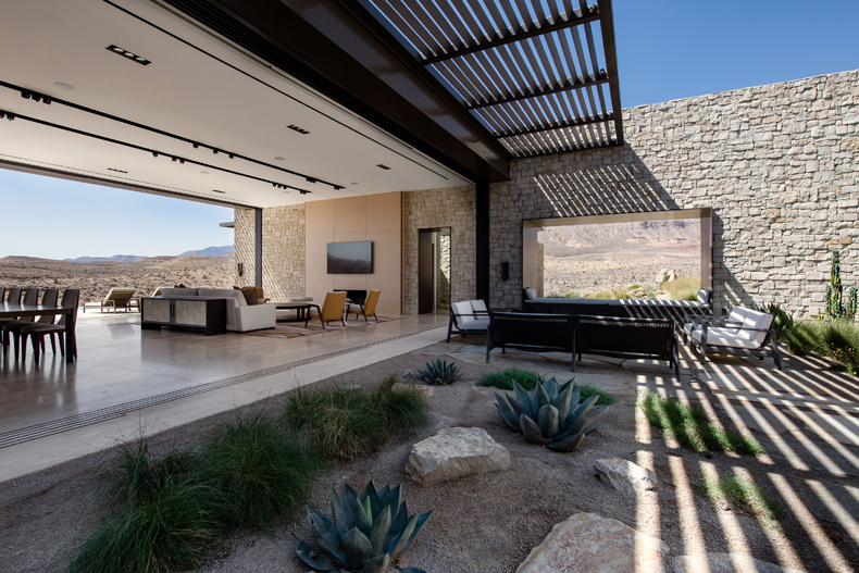 A modern home in the desert with a view of the mountains.