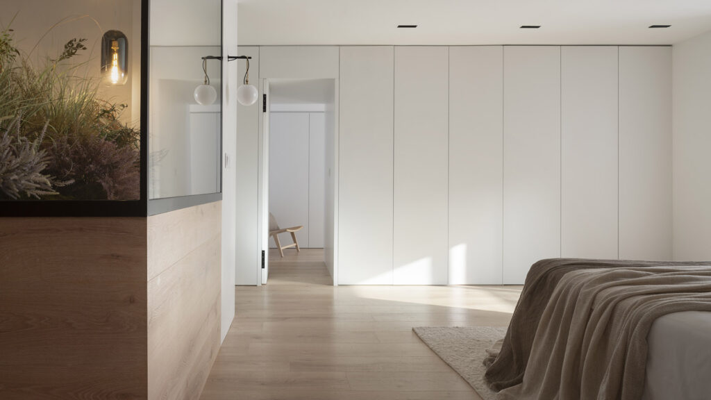 Citric House: A bedroom with white walls and wooden floors by Susanna Cots Interior Design.