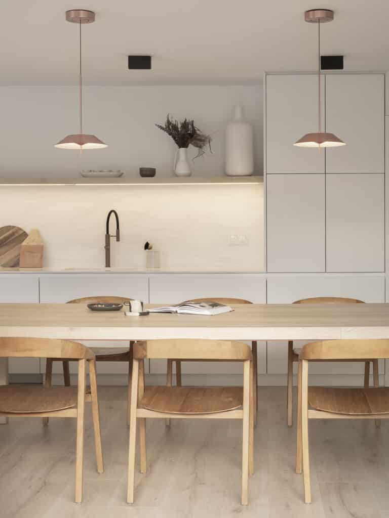 Citric House features a kitchen with a wooden table and chairs.